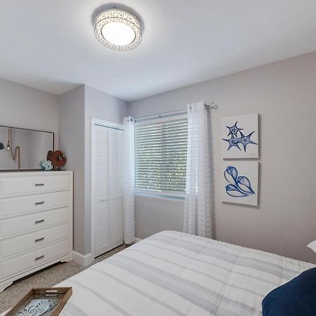 Beautiful 1 Bedroom Steps To The Beach! Уест Палм Бийч Екстериор снимка