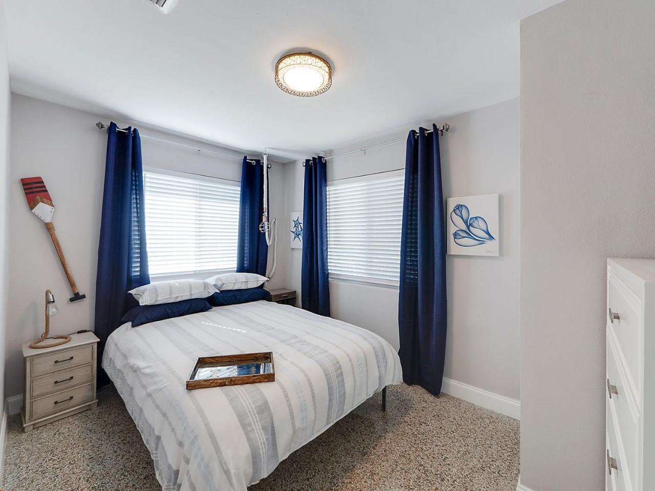 Beautiful 1 Bedroom Steps To The Beach! Уест Палм Бийч Екстериор снимка